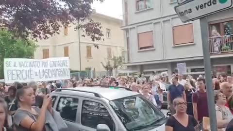 TRENTO 🇮🇹 CITTADINI PROTESTANO SOTTO LA SEDE DELLA (RAI)