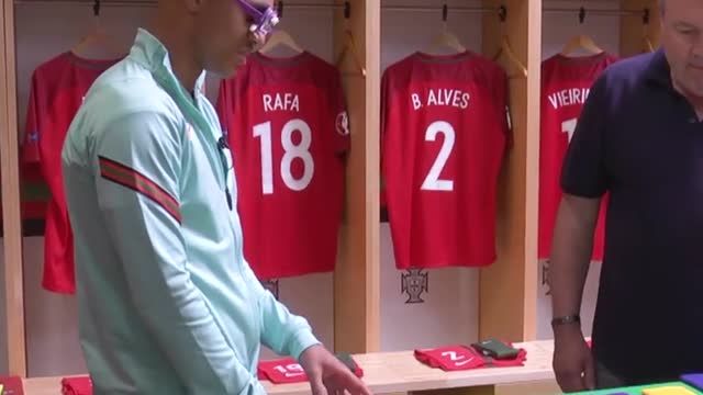 Fabio Carvalho learns how different colours can appear to players who are colour blind.