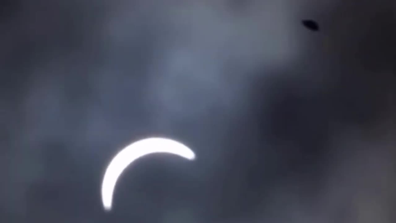 ★ Un OVNI en forme de disque filmé pendant l'éclipse du 8 avril 2024 !