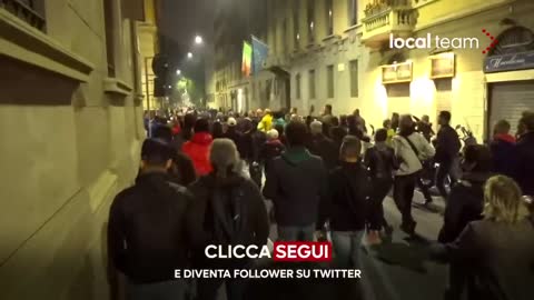 Milano No Green Pass: ragazzo trascinato dagli agenti sviene - 23.10.2021
