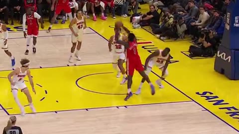NBA - Zion slams on the pivot foot, spins and puts it in for two 🌀