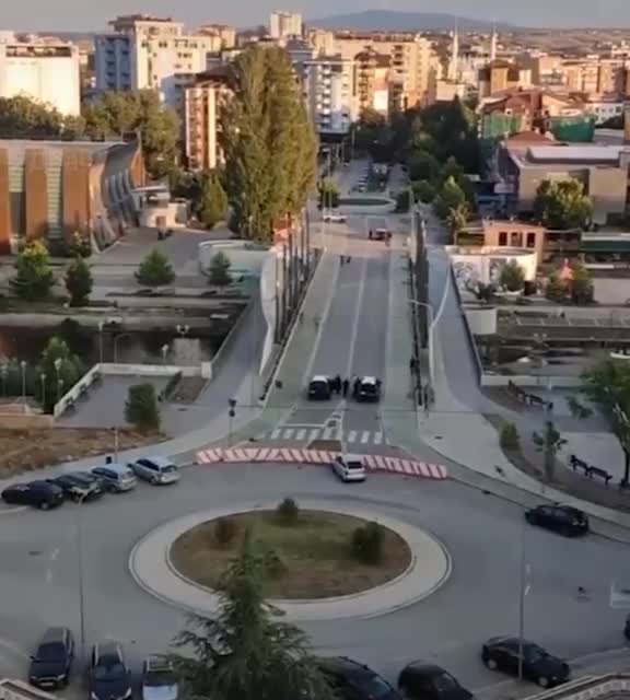 Kosovská pohraniční stráž blokuje most do Srbska