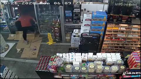 Off Duty NYPD Cop Tackles Armed Robber