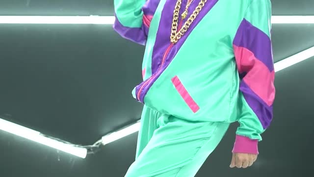 old lady show her hiphop moves she's so cool