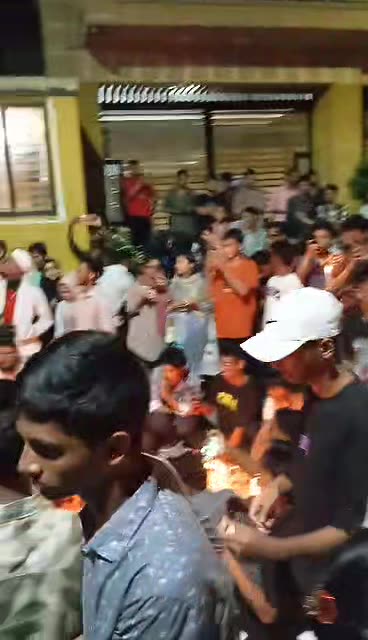 শহীদদের স্মরণে মোমবাতি প্রজ্জ্বলন।