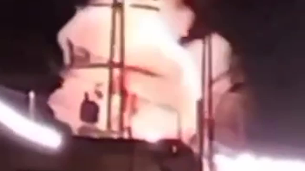 لحظة تفجير عبوة ناسفة بآليات الجيش خلال الاقتحام المستمر لمدينة ومخيم جنين🫡