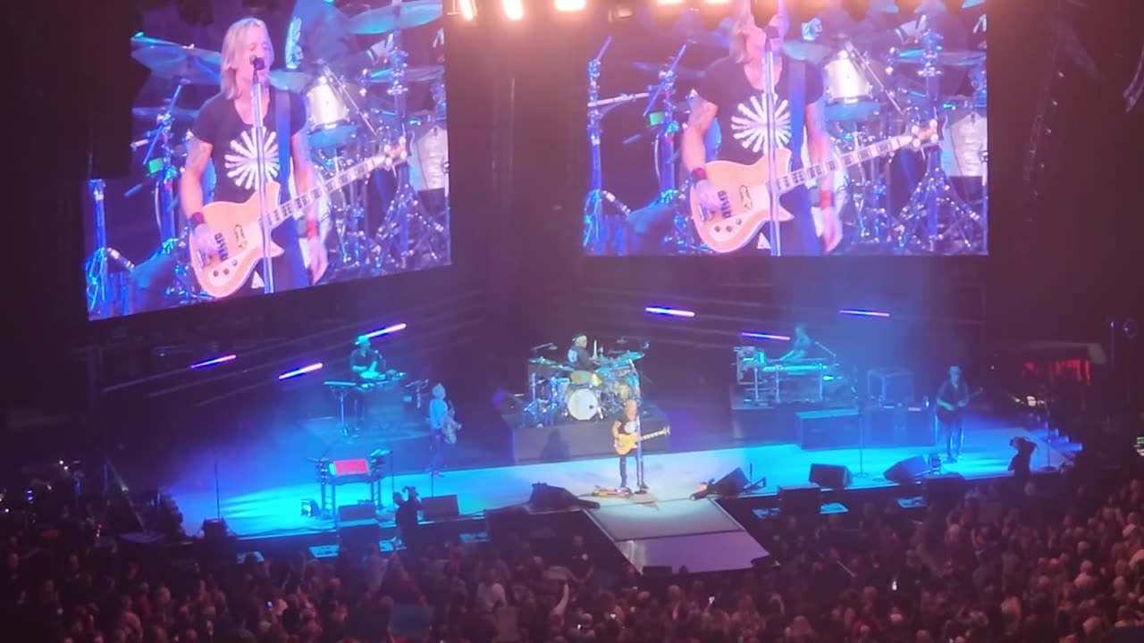 Keith Urban - chatting to the crowd 11-5-2022 St Paul