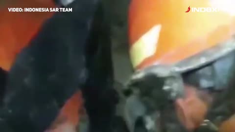 Indonezijska služba spašavanja izvukla muškarca nakon četiri dana pod ruševinama