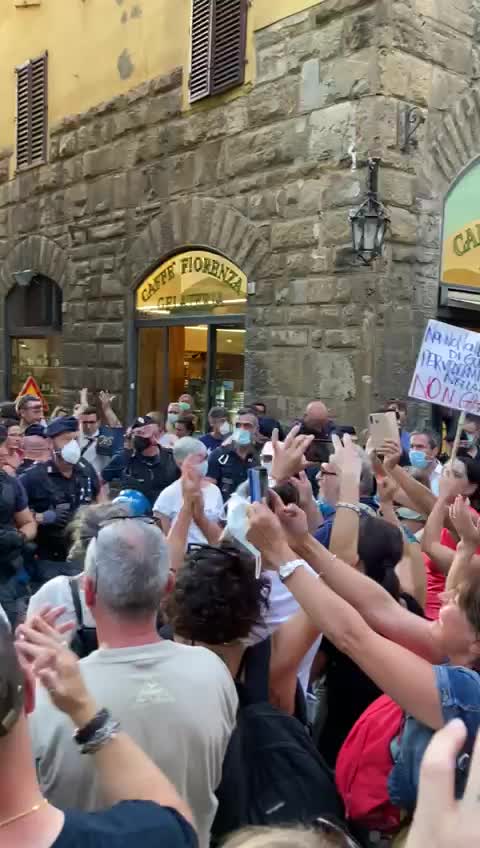 24 luglio 2021 - Le FF.OO. compiono il nobile gesto di togliere il casco