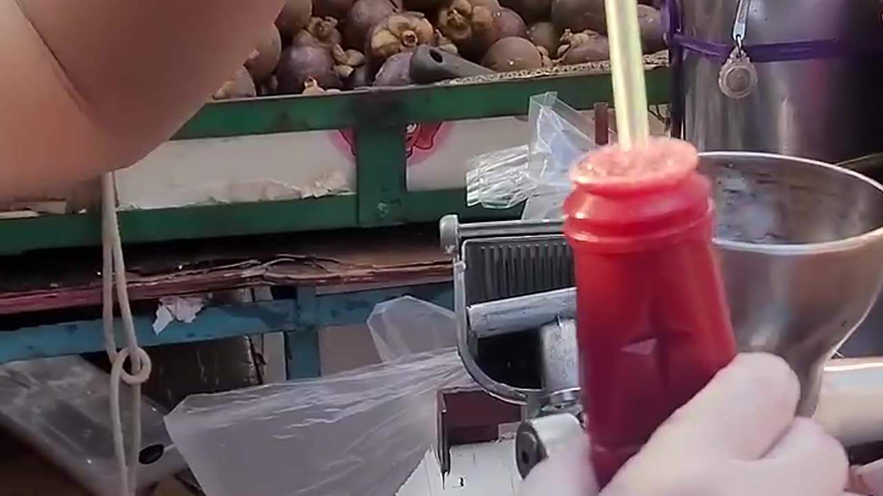 The process of making the famous pomegranate juice in Bangkok