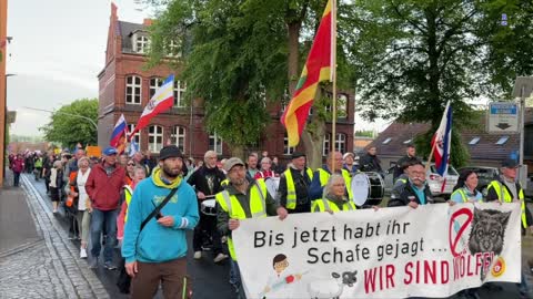 Wolgast: Der Demonstrationszug zieht durch die Stadt 24-05-2022
