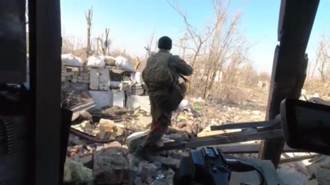 DPR fighters are fighting in Marinka, breaking down the last fortifications of the enemy.