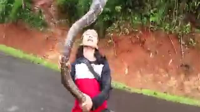 Amazing Girl Snake catcher fighting with Deadly Snake King Kobra 😱