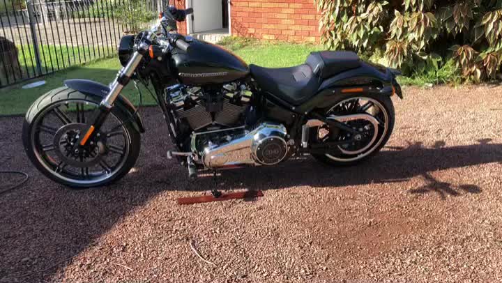 A clean stock Harley - 2018 Breakout 114 FXBRS