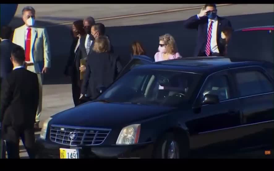 Looks like PELOSI forgot how to walk & See 🧐