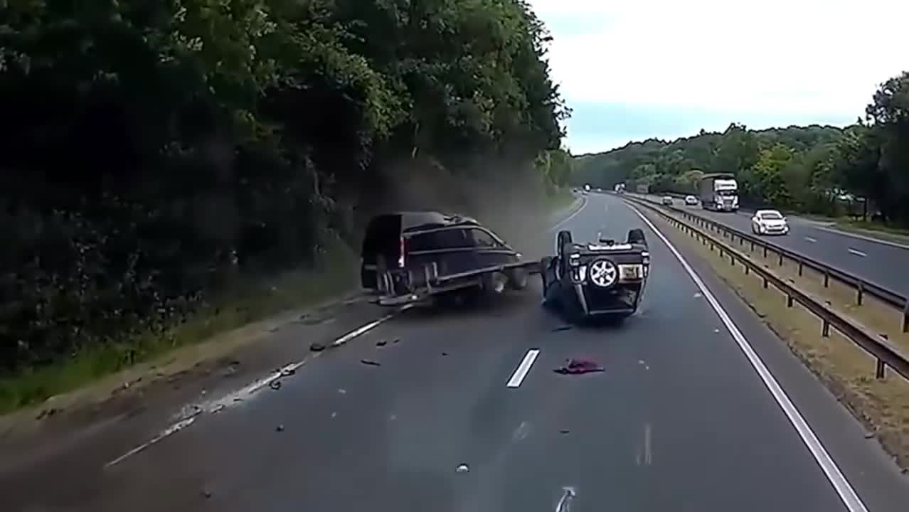 Live Car Smash Video Caught on Camera