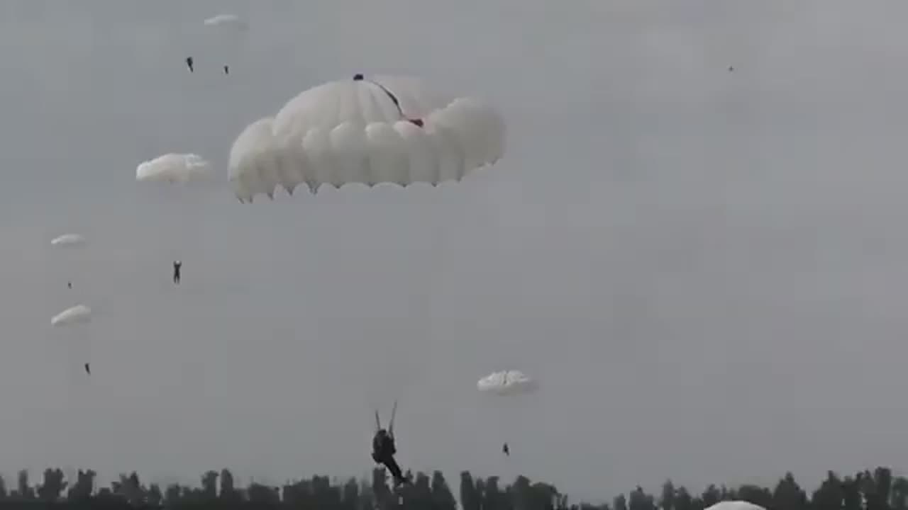 Saltos desde un avión militar Il-76 de las unidades aerotransportadas en la región de Ulyanovsk.