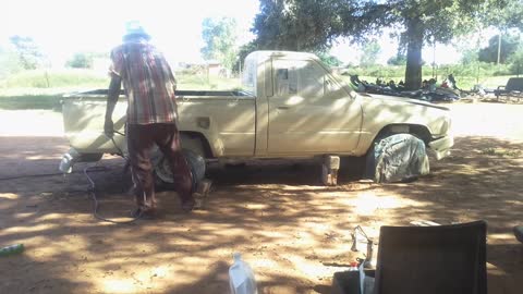 Manually spray painting Hilux 2y Africa