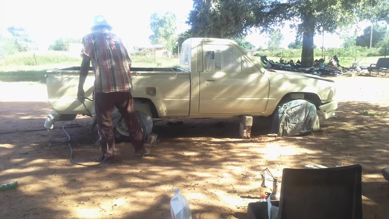 Manually spray painting Hilux 2y Africa