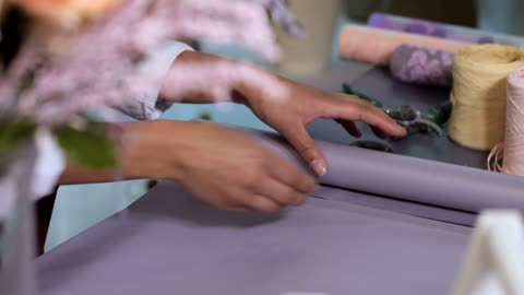 Cutting paper for a bouquet