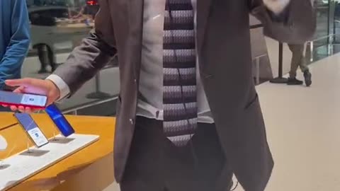 Biden visits Apple store.