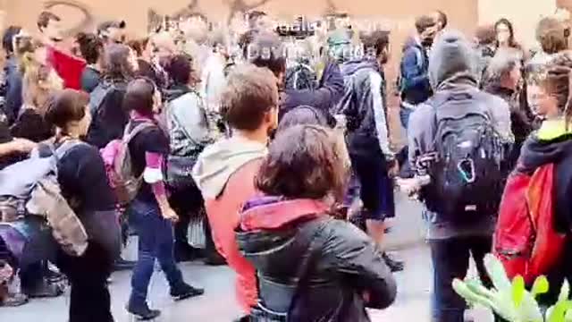 Torino: studenti università cacciano infiltrati DIGOS dal corteo No Green Pass