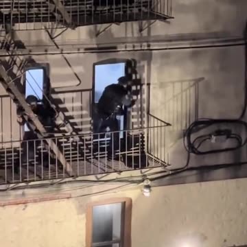 1000 NYPD Police Take 15 Hours to arrest 1 man