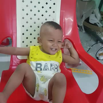 The joy of watching TV of the baby.