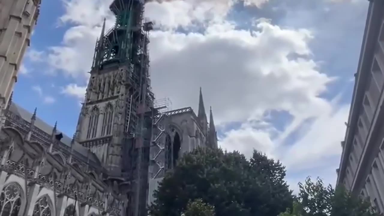 ⚡️🔥 Se incendia la aguja de la famosa catedral de Ruan (Francia)
