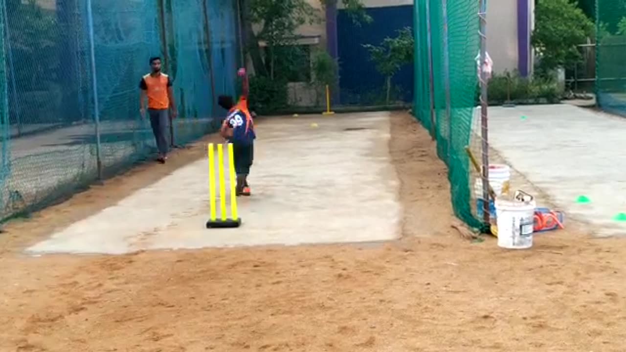 bowing | cricket / Flying Crazy Deliveries In Cricket