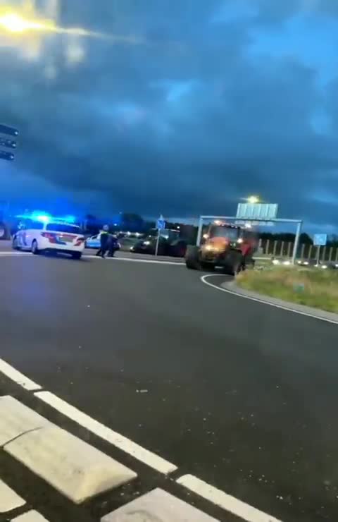 Netherlands: Dutch police shoot at farmer driving tractor (July 5, 2022)