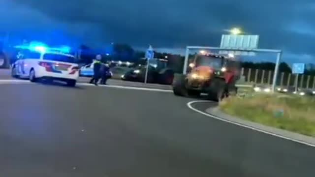 Netherlands: Dutch police shoot at farmer driving tractor (July 5, 2022)