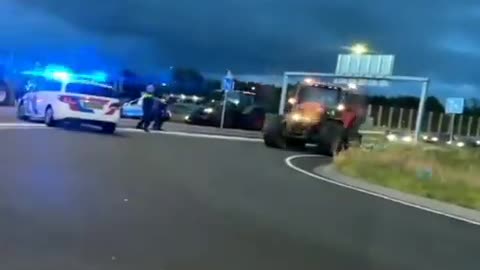 Netherlands: Dutch police shoot at farmer driving tractor (July 5, 2022)