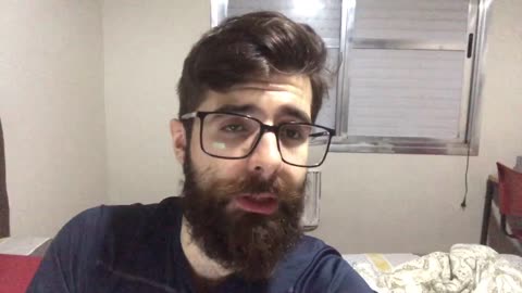 Mendigo “herói” assedia mulher e tenta beija-la a força