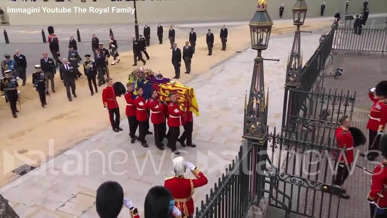 Il feretro della regina Elisabetta II di Gran Bretagna nell'abbazia,al via il funerale...lasciate che i morti seppelliscano i loro morti...Moltissimi i leader da tutto il mondo arrivati all’abbazia di Westminster, dove si celebrano le esequie