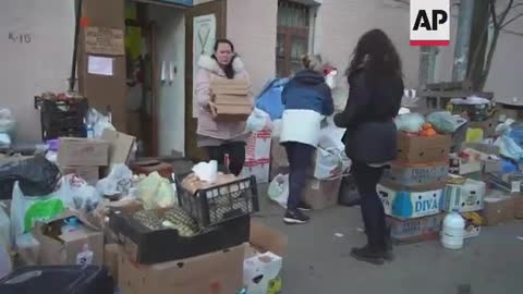 Kyiv volunteers distribute food as Russia advances
