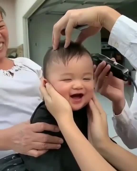 Charming BABY'S HEARTWARMING REACTION TO HAIRCUT