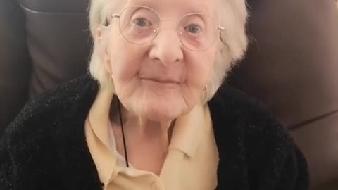 jeanne 98 ans elle en pense quoi du vaccin!!