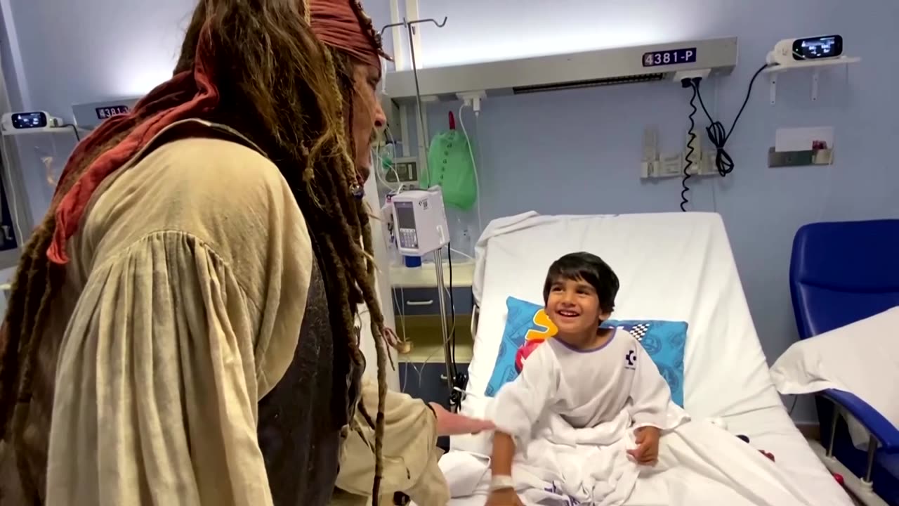 Johnny Depp surprises kids in hospital dressed as Jack Sparrow