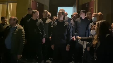 Аслан Бжания обратился к собравшимся у администрации