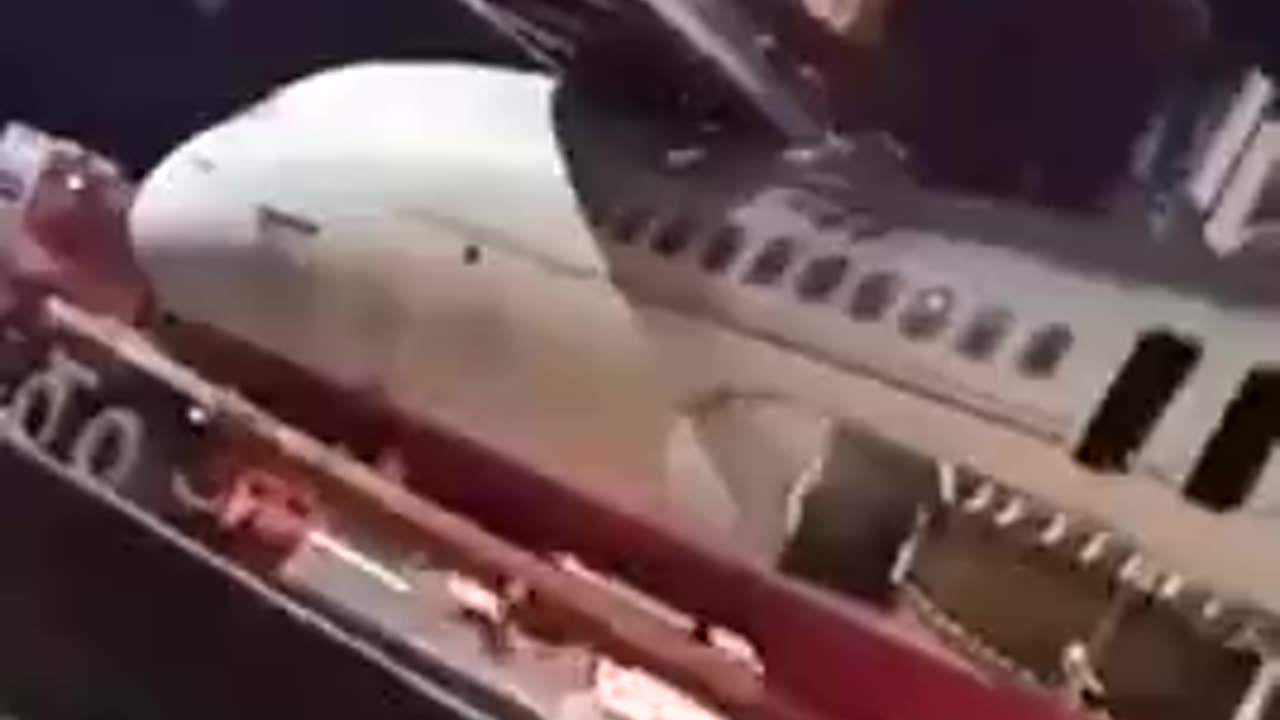 They got the JET ✈️ AIRPLANE stuck on the highway under a bridge