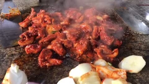 Video of grilling iron plate red pepper paste duck in Korea