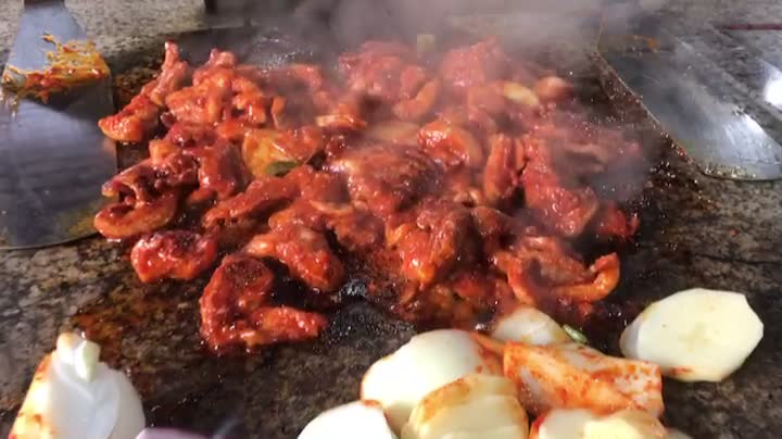 Video of grilling iron plate red pepper paste duck in Korea