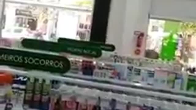 Cavalo invade farmácia..horse at the pharmacy