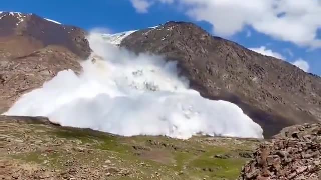 Kirghizistan : Un glacier s'est détaché à proximité des gorges de Juuku.