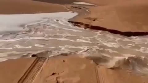 E all'improvviso sgorga l'acqua dal sottosuolo nel deserto, le profezie si avverano