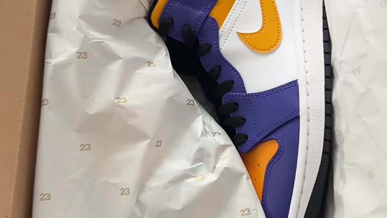 750Kicks Unboxing: Jordan 1 Mid Lakers with @JoepMeijers Style Outfits Kicks OOTD Jordans J1 Sneaks