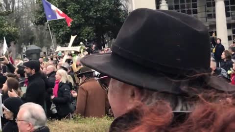 Hommage du peuple AU PROFESSEUR " LUC MONTAGNIER"