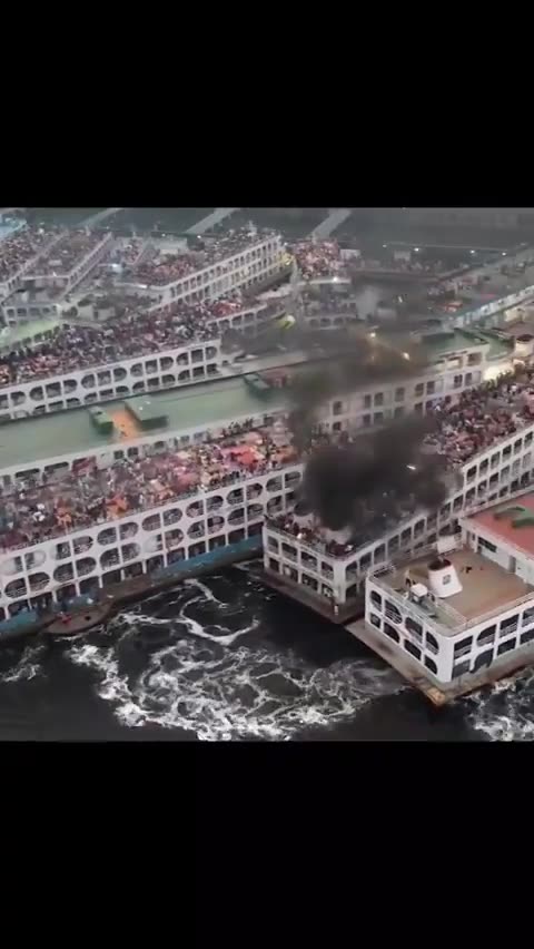 Insane Video!>>Chaos at the Ferry Terminal Dhaka Bangladesh