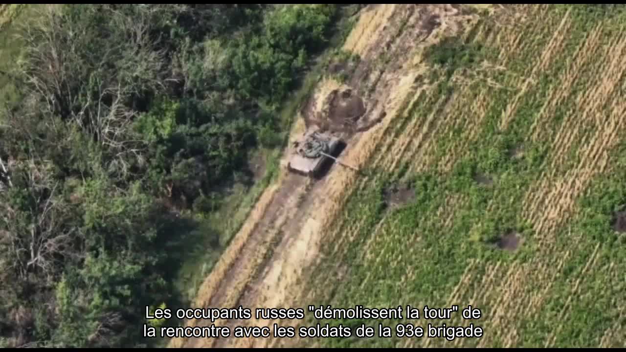 Les occupants russes démolissent une tour lors d'une réunion avec des soldats de la 93e brigade